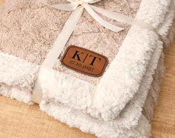 Gepersonaliseerde sherpadeken, gegraveerde leren patch gezellig zacht getextureerd interieur, bruiloft/housewarming cadeau voor stel, kerstcadeaus