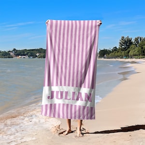 Puede incluir: Un juego de tres tazas de cerámica con un acabado mate moteado. Las tazas son de color crema, gris claro y gris oscuro. Cada taza tiene un diseño simple y minimalista, ideal para café o té.