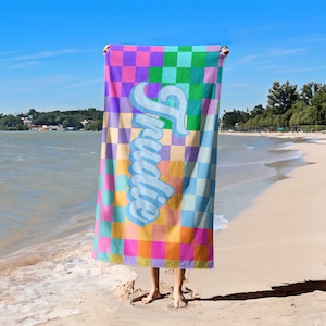 Kleurrijke geruite aangepaste strandlaken, gepersonaliseerde badhanddoek met naam, zwembadhanddoek voor volwassenen, vakantiecadeau, verjaardagscadeau, extra grote strandlaken