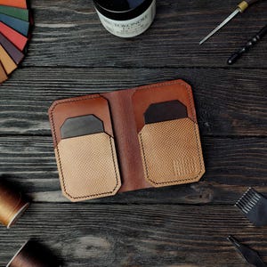 Tarjetero de piel de serpiente y buttero italiano hecho a mano. Cartera fina para hombre y mujer: Cartera minimalista de lujo.