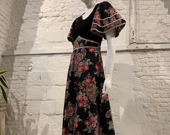 Vitage Années 1970 - Robe longue en coton à imprimé cachemire et prairie fleurie avec manches en ange gothique