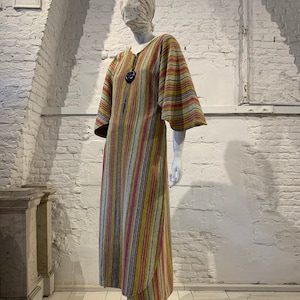 Seltene Vintage 1970er Folklore Rikma Gewebte Pastel Gestreifte Baumwoll Kaftan Wickel Maxi Kleid Mit Blauen Glas Anhänger