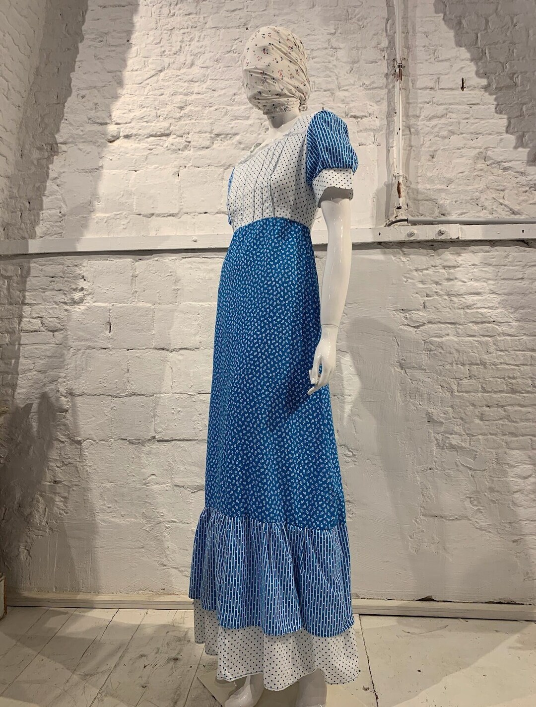 1970s Ditsy Floral Dress M.