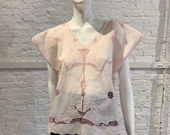 Top vintage anni '80 Folklore in cotone rosa con ricami floreali e maniche corte all'uncinetto.