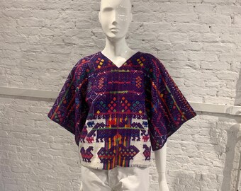 Kimono vintage guatemalteco con ricami astratti, maniche a kimono, ricamo astratto, folklore.