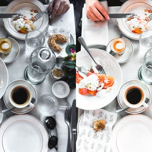 K&ouml;nnte beinhalten: Ein Tischgedeck mit zwei Tellern mit Essen, zwei Tassen Kaffee, zwei Gl&auml;sern Wasser und zwei Geb&auml;ckst&uuml;cken. Das Essen auf den Tellern ist ein pochiertes Ei mit Tomaten und einer wei&szlig;en Sauce. Die Geb&auml;ckst&uuml;cke sind eine Art Brot mit s&uuml;&szlig;em Guss. Der Tisch ist mit einer wei&szlig;en Tischdecke bedeckt.