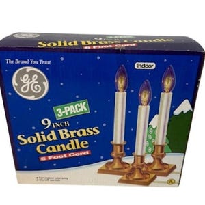 Puede incluir: Un paquete de 3 velas de latón macizo de 23 cm con un cable de 1,8 m. Las velas son blancas con una base dorada y están empaquetadas en una caja azul con el logotipo de GE y las palabras "The Brand You Trust".