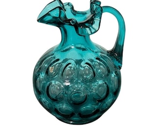 Brocca Fenton Glass color acquamarina/turchese con decorazione a pois e bordo ondulato, manico applicato, 16,5 cm.