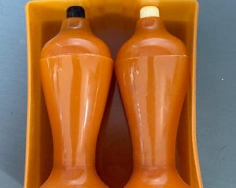 Salero y pimentero vintage de carvanita, estilo art déco de mediados de siglo, color ámbar.