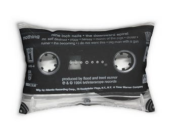 Cojín decorativo retro de Nine Inch Nails con diseño de casete de The Downward Spiral - Cojín lumbar de Nine Inch Nails