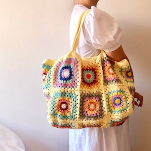 Gehäkelte Tasche, gehäkelte Tragetasche, gehäkelte Umhängetasche, große Strandtasche, gelbe Boho-Tasche, gestrickte Blumentasche, Oma-Quadrat-Tasche, bunte Tasche