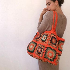 Orangefarbene Tasche, Oma-Quadrat-Tasche, orangefarbene Häkeltasche, Retro-Tasche, große Häkeltasche, mehrfarbige Tasche, Blumentasche.
