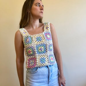 Top colete, top quadrado Granny, colete de crochê, top retrô, top de crochê, top patchwork, top anos 70, top de crochê flor, top longo de malha, top pastel