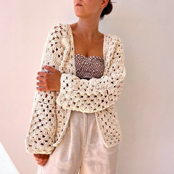 Cardigan en coton biologique, cardigan au crochet, cardigan carré grand-mère, cardigan beige fait main, cardigan tricoté, cardigan rétro, cardigan floral,