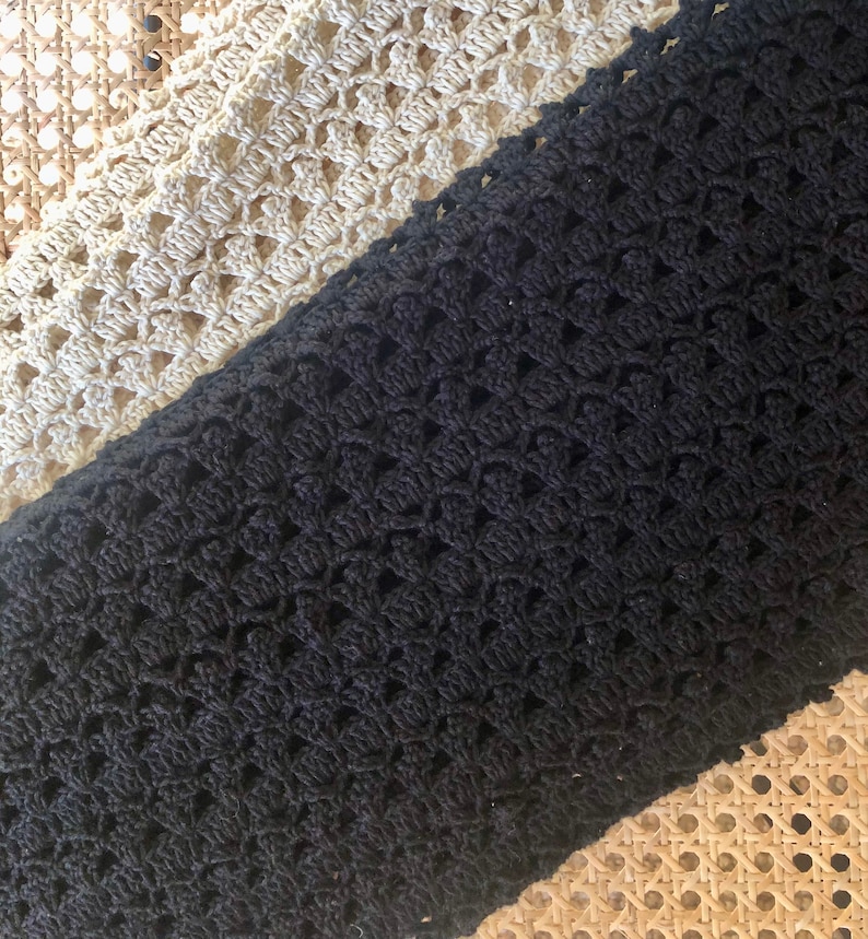 Puede incluir: Dos muestras de tejido de crochet, una negra y otra beige, con un patr&oacute;n tejido. Las muestras se colocan sobre una superficie tejida.