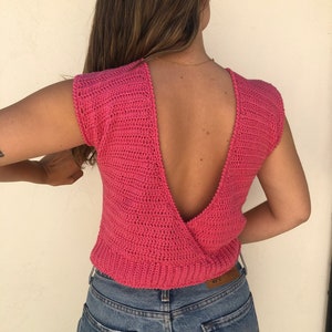 Heißes rosafarbenes Oberteil mit V-Rücken, gestricktes rosa Oberteil, Häkeloberteil, Hemd mit offenem Rücken, Sommeroberteil für Frauen, Kaugummi-Kleidung, Blüten-Tanktop, Sommerhemd.