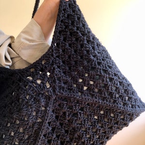 Bolso woven, bolso grande de crochet, bolso hobo, bolso bandolera grande, bolso algodón reciclado, bolso negro de playa, bolso granny square imagen 7