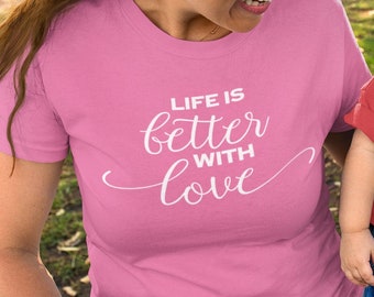 Das Leben ist besser mit Liebe, Mama Shirts, Geschenk zum Muttertag, cooles Mama Shirt, süße Mama Geschenke, Mama und Mini Shirt, Paare Shirt,