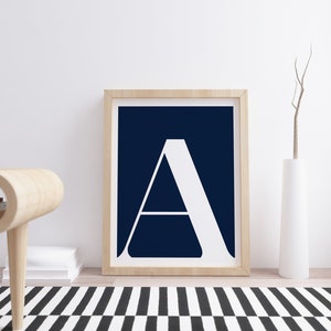 Letra "A", inicial imprimible, póster artístico, póster tipográfico, arte de pared, decoración del hogar, arte escandinavo, decoración con monograma, inicial, color azul marino