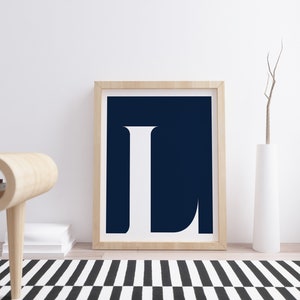 Letra "L", inicial imprimible, póster artístico, póster tipográfico, arte de pared, decoración del hogar, arte escandinavo, decoración con monograma, inicial, color azul marino