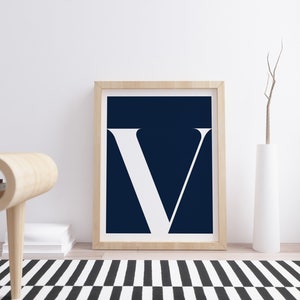 Letra "V", Inicial imprimible, Cartel de arte, Cartel de tipografía, Arte de pared, Decoración del hogar, Arte escandinavo, Decoración de monograma, Inicial, Color marino