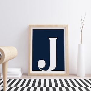 Letra "J", inicial imprimible, póster artístico, póster tipográfico, arte de pared, decoración del hogar, arte escandinavo, decoración con monograma, inicial, color azul marino