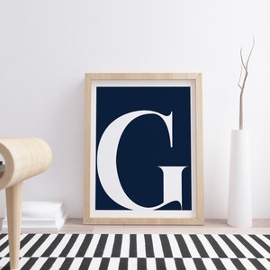 Letra "G", inicial imprimible, póster artístico, póster tipográfico, arte de pared, decoración del hogar, arte escandinavo, decoración con monograma, inicial, color azul marino
