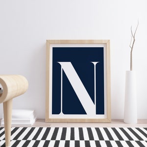 Letra "N", inicial imprimible, póster artístico, póster tipográfico, arte de pared, decoración del hogar, arte escandinavo, decoración con monograma, inicial, color azul marino