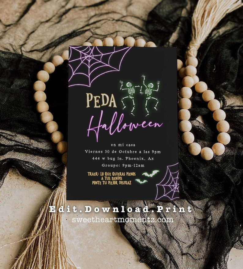 Pu&ograve; includere: Un invito nero per una festa di Halloween con un design a ragnatela e figure di scheletri danzanti. L'invito include il testo "Peda Halloween" e i dettagli dell'evento in spagnolo, con il sito web "sweetheartmomentz.com".