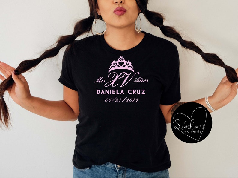 May include: Black t-shirt with a pink crown and the text "Mis XV A&ntilde;os Daniela Cruz 05/27/2023"