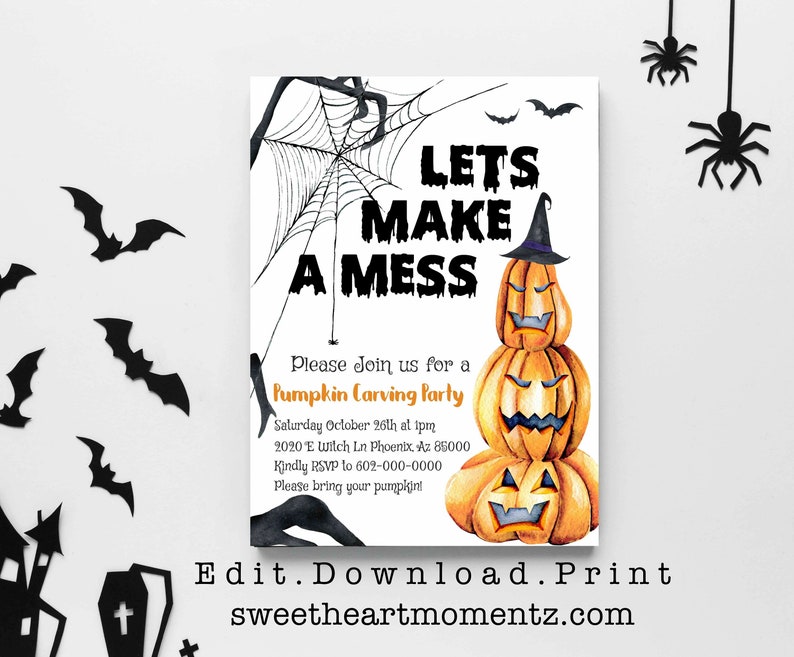 以下が含まれることがあります： 「LET'S MAKE A MESS」と「Pumpkin Carving Party」のテキストが入ったハロウィーンをテーマにした招待状。彫刻された顔の3つのオレンジ色のカボチャのスタック、クモの巣、コウモリ、魔女の帽子が特徴です。ウェブサイトのアドレスは一番下にあります。