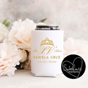 May include: White can cooler with a gold crown and the text "Mis XV A&ntilde;os Daniela Cruz 05/27/2023" and a black circle with the text "Sweetheart Momentz".