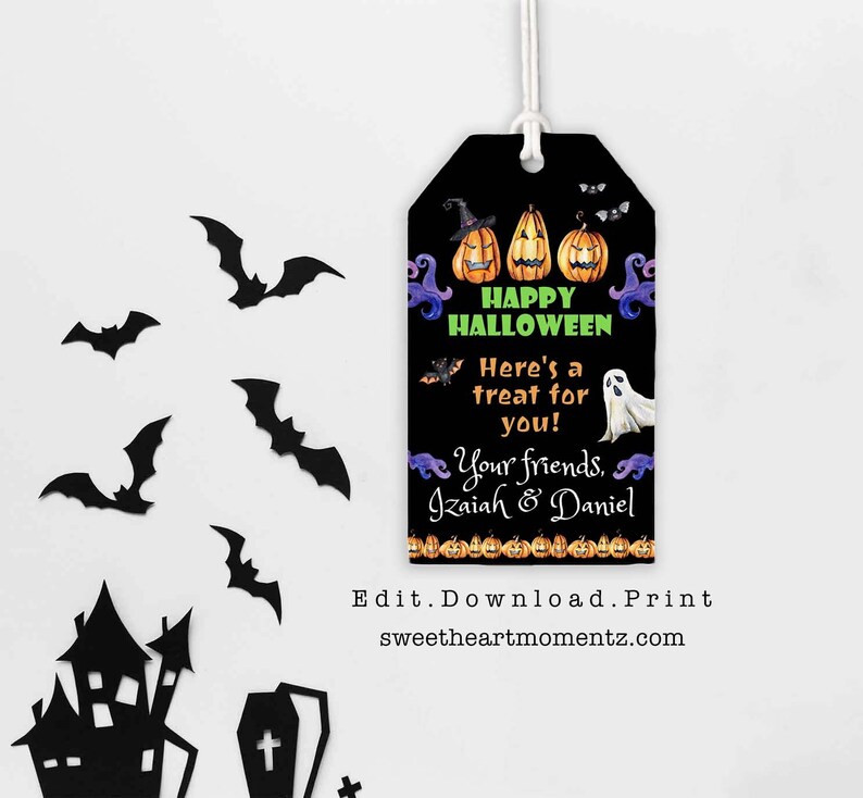 Pu&ograve; includere: Un'etichetta regalo nera di Halloween con un cordino bianco. L'etichetta presenta tre zucche, pipistrelli e la scritta "Happy Halloween". Include anche il messaggio "Here's a treat for you!" e i nomi Izaiah & Daniel.