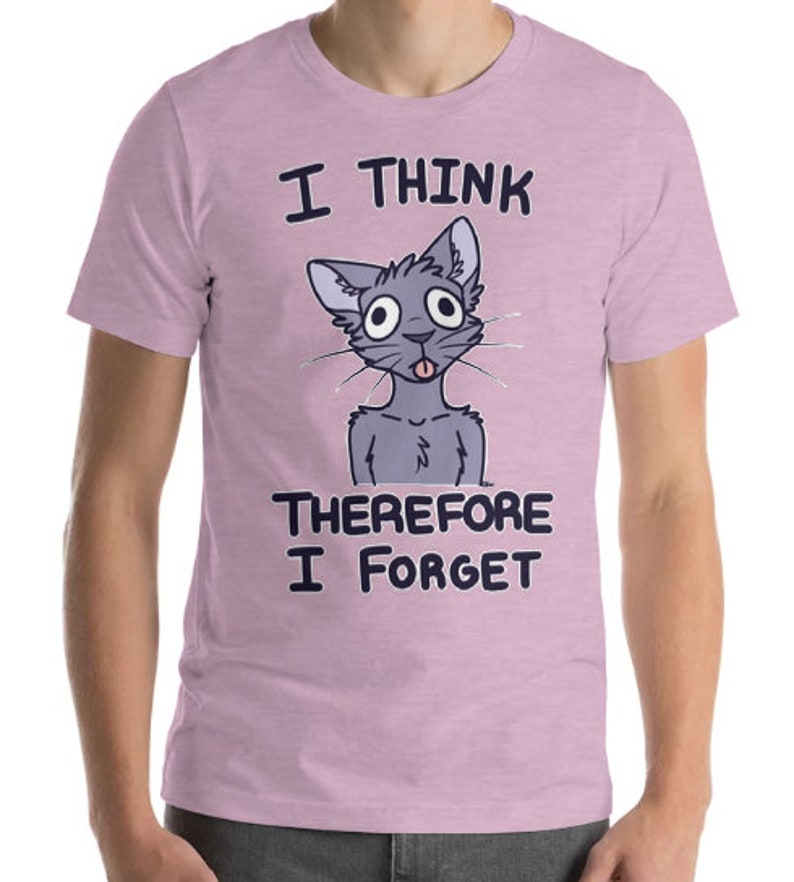 Puede incluir: Una camiseta rosa con un gato de dibujos animados y el texto "Pienso, luego olvido".