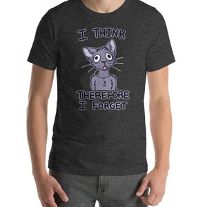 Puede incluir: Una camiseta gris oscuro jaspeada con un gato de dibujos animados y el texto "Pienso, luego olvido".