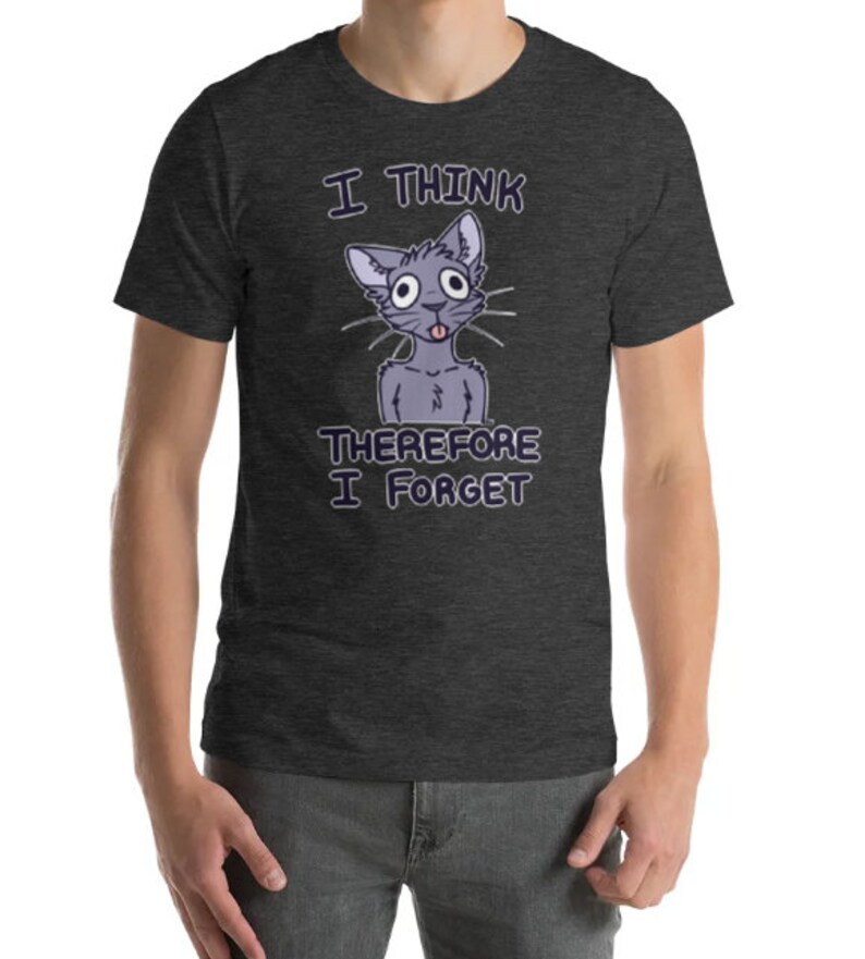 Puede incluir: Una camiseta gris oscuro jaspeada con un gato de dibujos animados y el texto "Pienso, luego olvido".