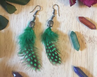 Buddha earrings Green/black feathers