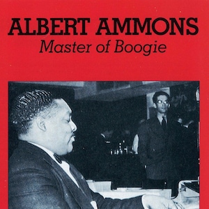 Op de afbeelding: Een zwart-witfoto van Albert Ammons, een muzikant, die piano speelt. De tekst "Master of Boogie" en "Boogie Woogie Stomp" staat op de afbeelding.