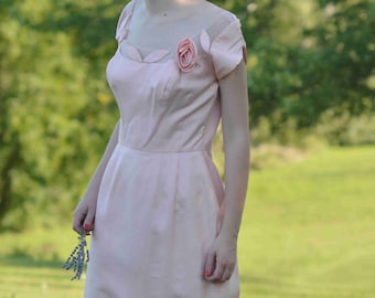Abito rosa chiaro con accenti floreali e foglia, vintage anni '60