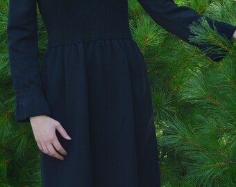 Abito nero fatto a mano con maniche lunghe uniche, vintage del 1960