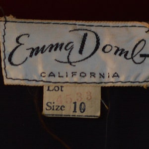 Pu&ograve; includere: Etichetta bianca con testo nero che recita "Emma Domb California" e "Lotto 4533 Taglia 10".