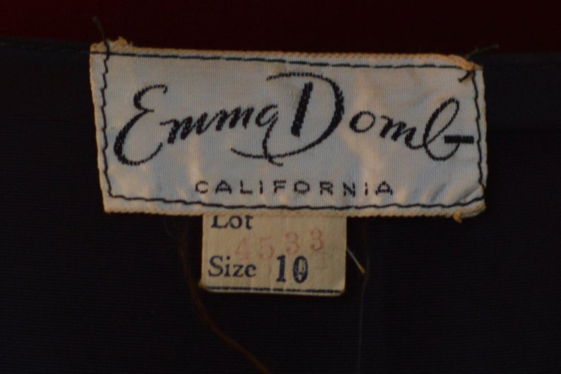 Pu&ograve; includere: Etichetta bianca con testo nero che recita "Emma Domb California" e "Lotto 4533 Taglia 10".