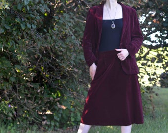 Maroon Velvet 2-Piece Blazer & Skirt Suit, vintage années 1980, Marque: DeMura, Taille 14