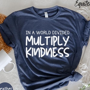 Dans une chemise de gentillesse divisée par monde, chemise de professeur de mathématiques, cadeau de professeur, chemise Be Kind, chemise Kindness Matters, Inspirational Tee