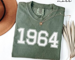Planetee T-Shirt Donna 'Nessuna Donna è Perfetta, A Parte Quelle Nate Nel 1964' – 100% Cotone