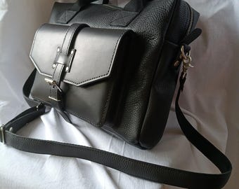 Può includere: Borsa messenger in pelle nera con tasca con patta, manico superiore e tracolla regolabile. La borsa ha una finitura strutturata e hardware color argento. La borsa è progettata con una tasca frontale con patta fissata con una chiusura a fibbia.