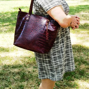 Handmade Croc Embossed Leather Tote Bag – Structured Luxury Handbag for Everyday Work Travel image 3