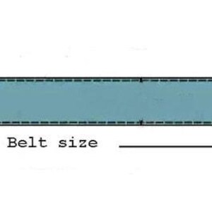 K&ouml;nnte beinhalten: Ein hellblauer G&uuml;rtel mit einer schwarzen quadratischen Schnalle und f&uuml;nf L&ouml;chern. Der G&uuml;rtel hat einen gen&auml;hten Rand und der Text "Belt size" ist auf dem Bild geschrieben.