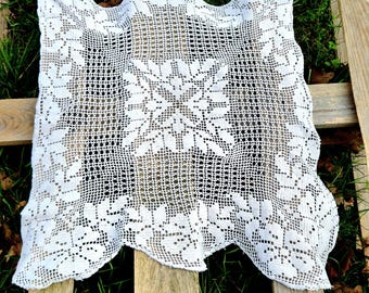 Ręcznie robiona na szydełku serwetka/mała zasłonka z falbanką – 51 x 56 cm