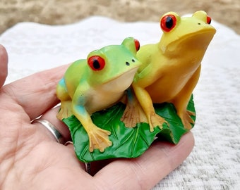 Plastic souvenir figurine frogs, animal figurine, cute frogs, vintage figurine